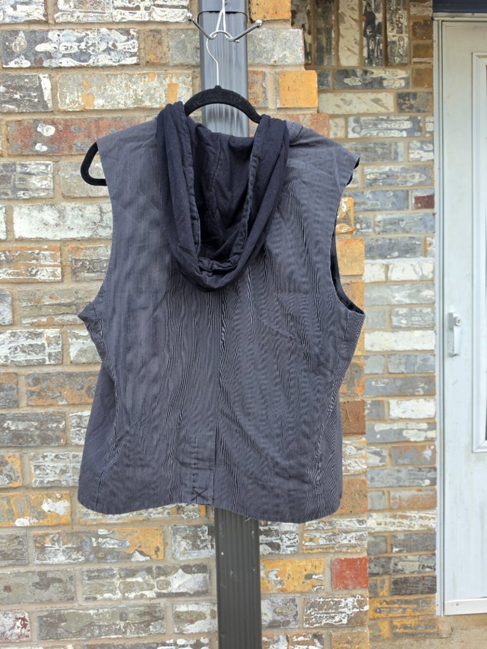 GUESS Size L/G Gray Pinstripe Hooded Vest – Zip & Button Front - Picture 2 of 11